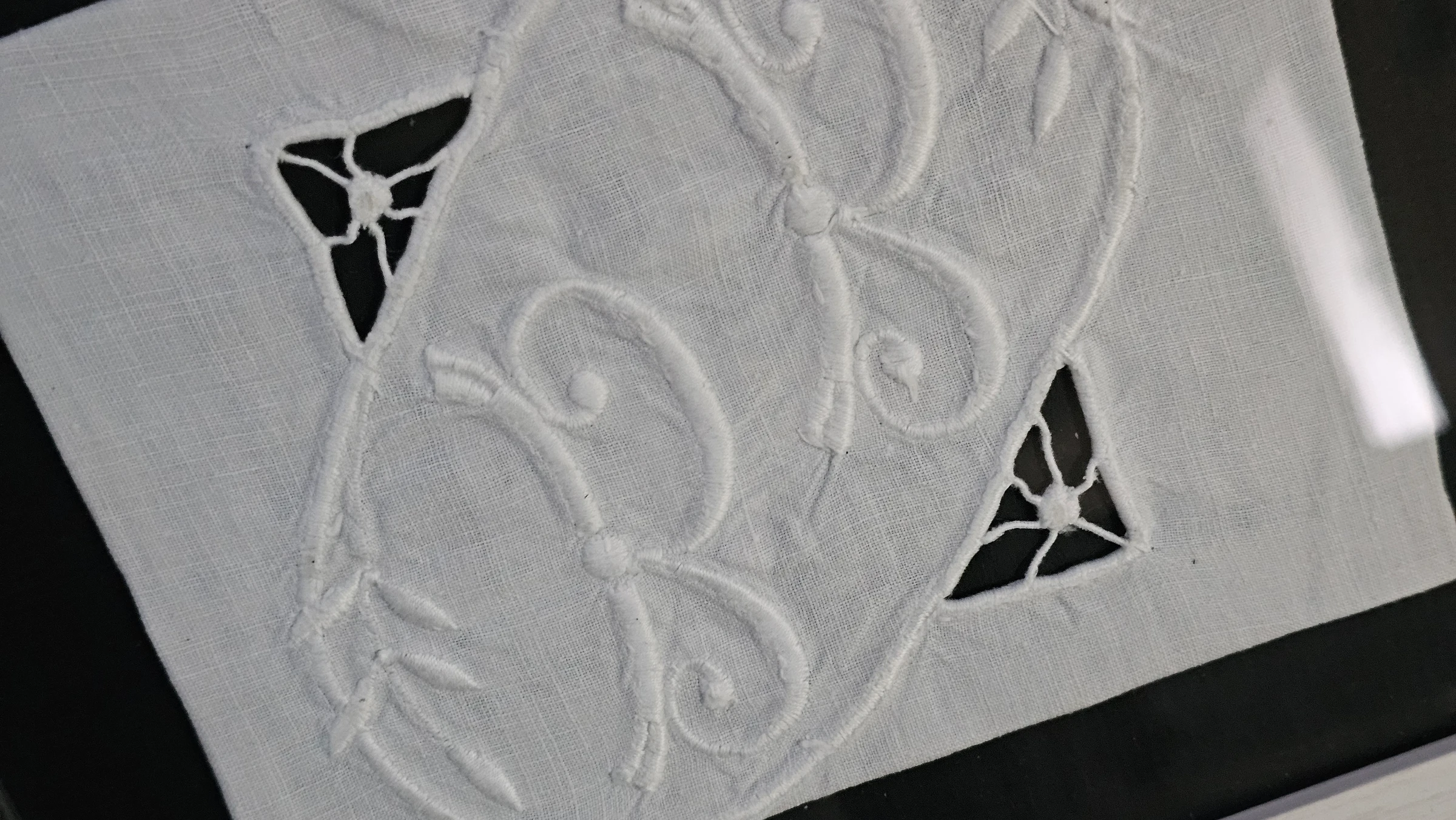 Frame with antique monogrammed linen – photo 6